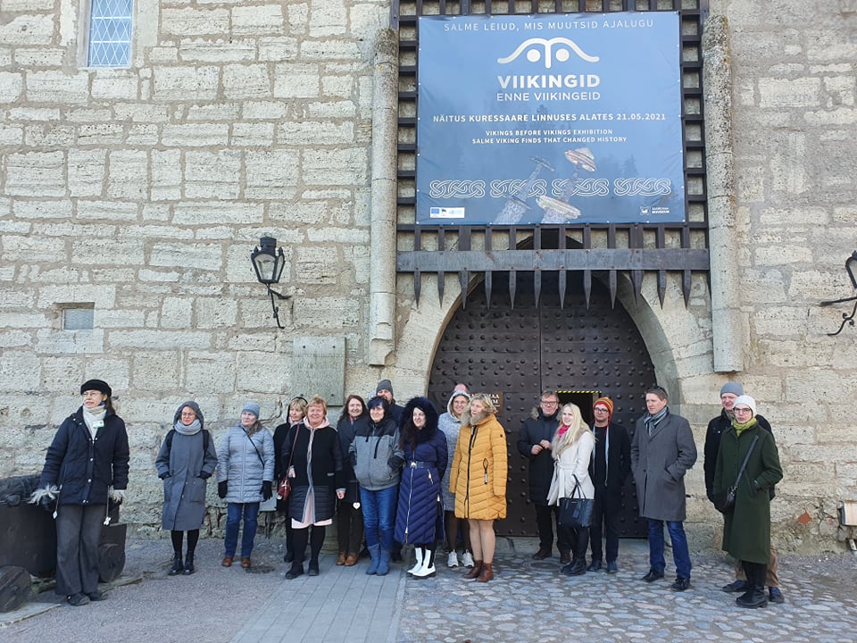 Grupipilt Saaremaa Muuseumi ees
